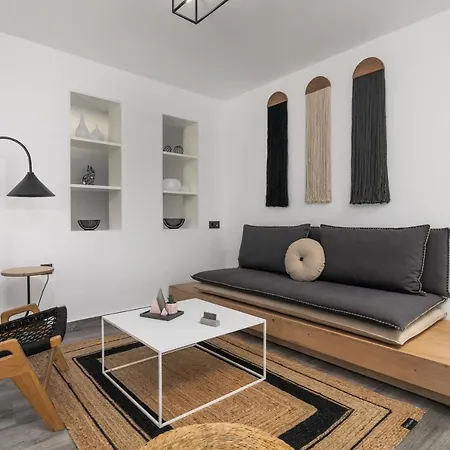 Margaret's Unique Peran Triovasalos