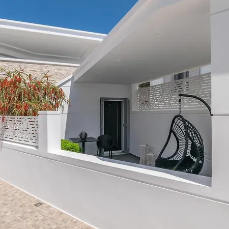 Margaret's Unique * Peran Triovasalos