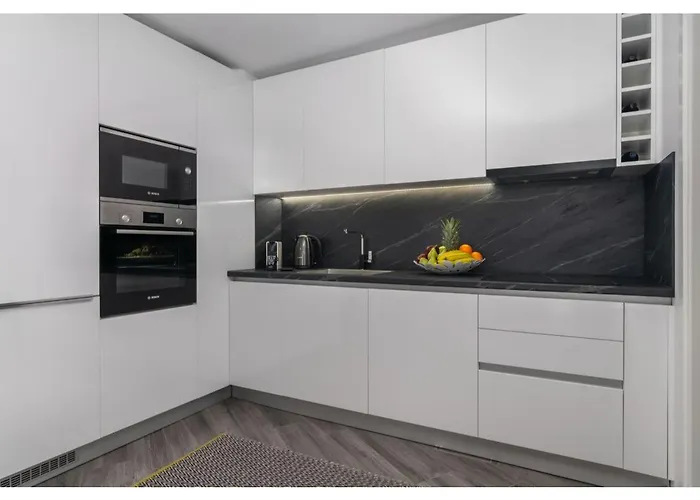 Margaret's Unique Peran Triovasalos