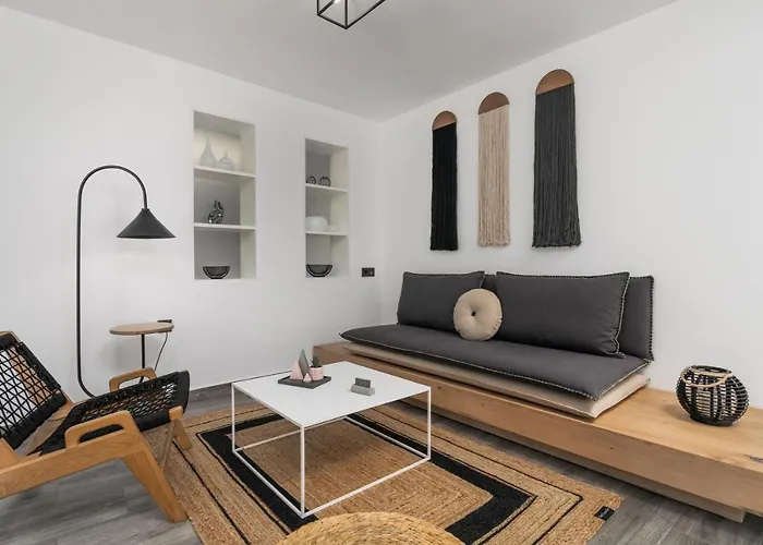 Margaret's Unique Peran Triovasalos