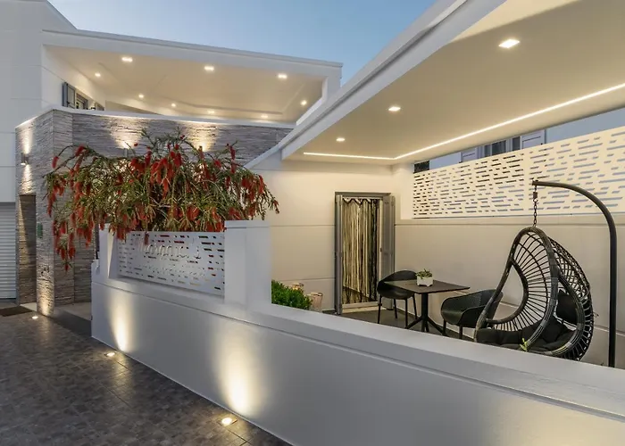 Margaret's Unique * Peran Triovasalos