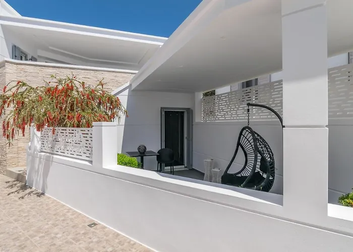 Margaret's Unique * Peran Triovasalos