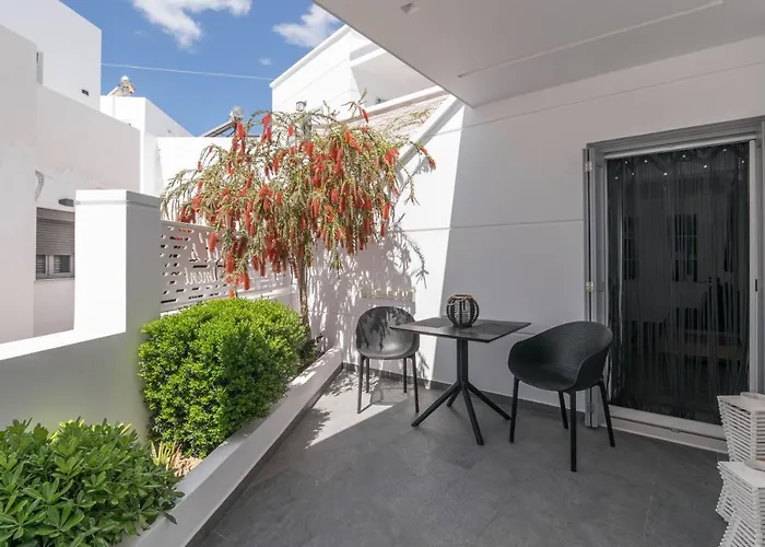 Margaret's Unique * Peran Triovasalos