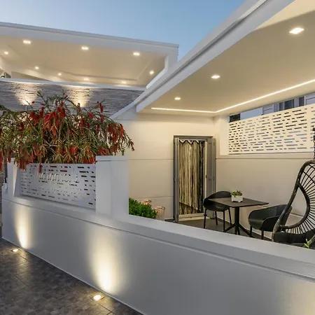 Margaret's Unique * Peran Triovasalos